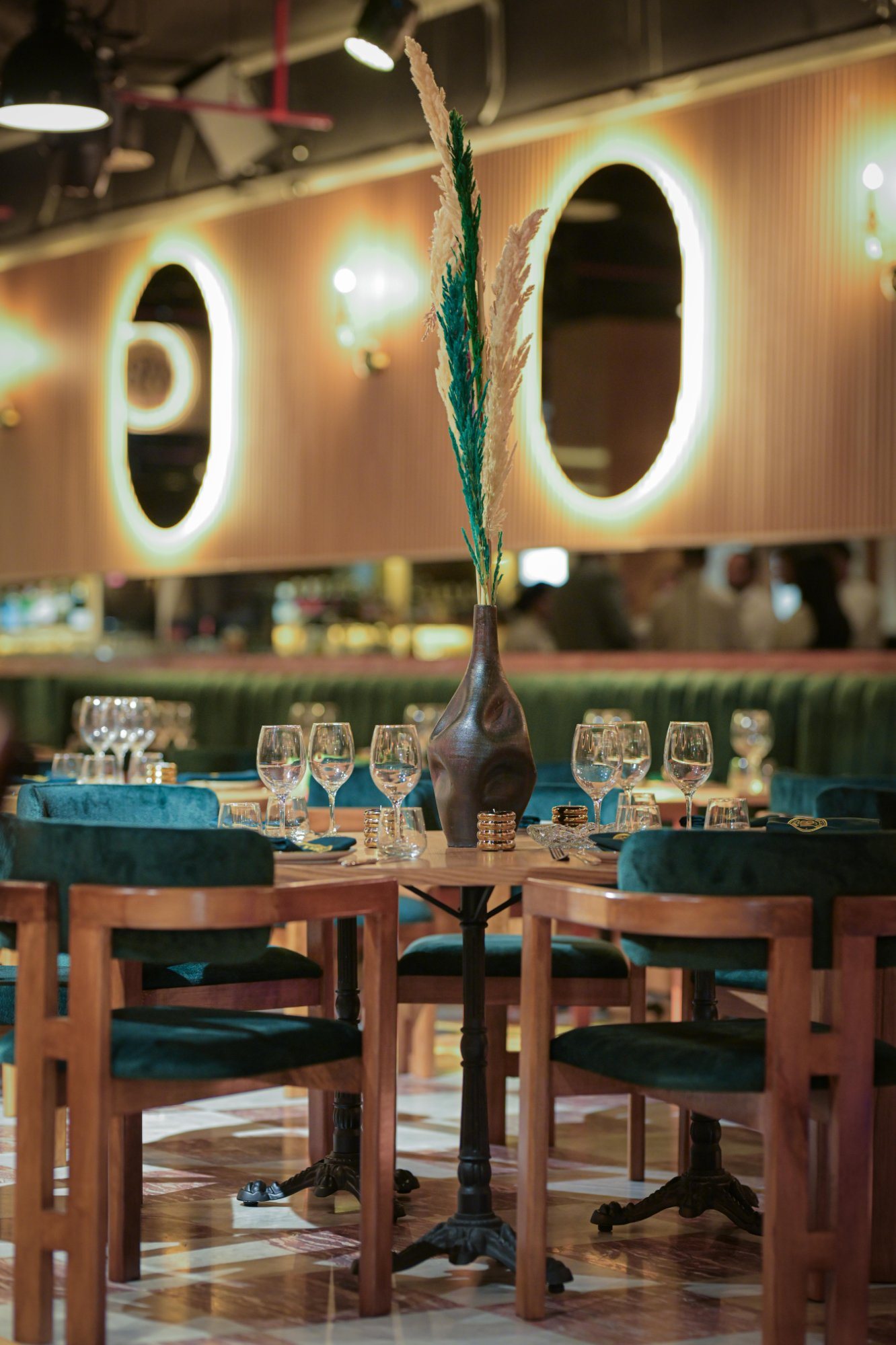 La salle du Weston Bistrot, ses banquettes en velours vert et ses miroirs lumineux